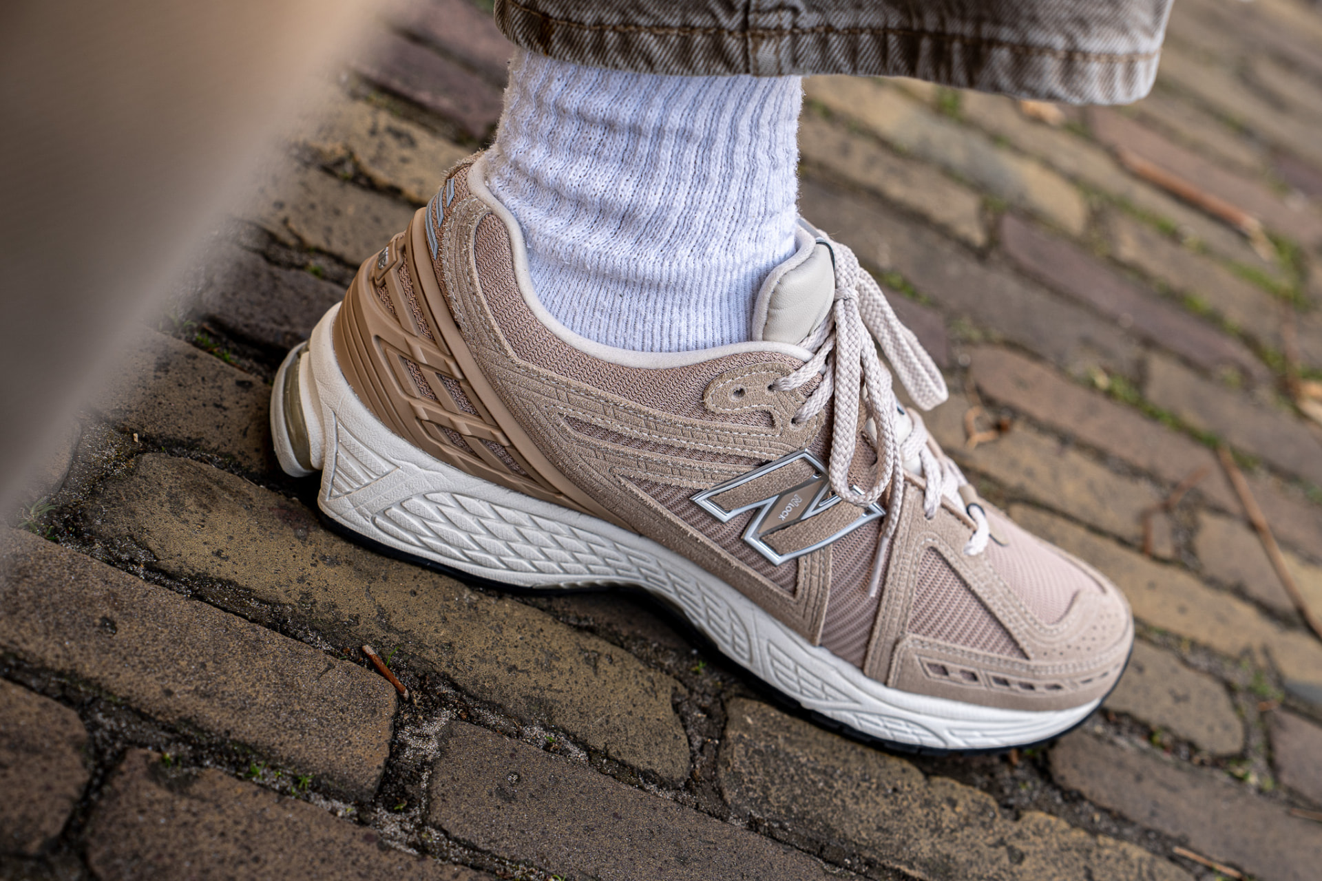 Productdetail van een sneaker op klinkers