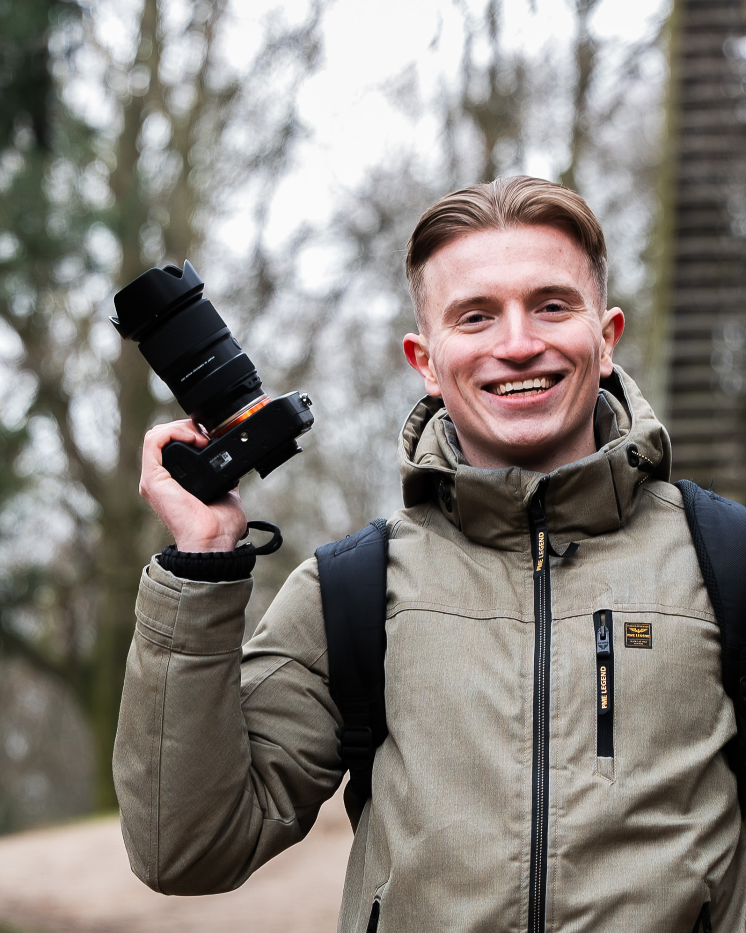 Siem Nijmeijer, fotograaf voor bedrijven en evenementen, met camera in het bos